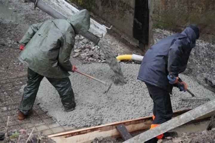 Can you lay a patio in the rain?