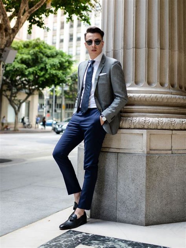 Can you wear tie with blazer?