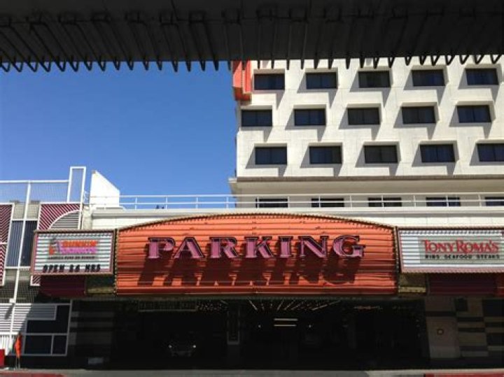 Does Fremont hotel have parking?