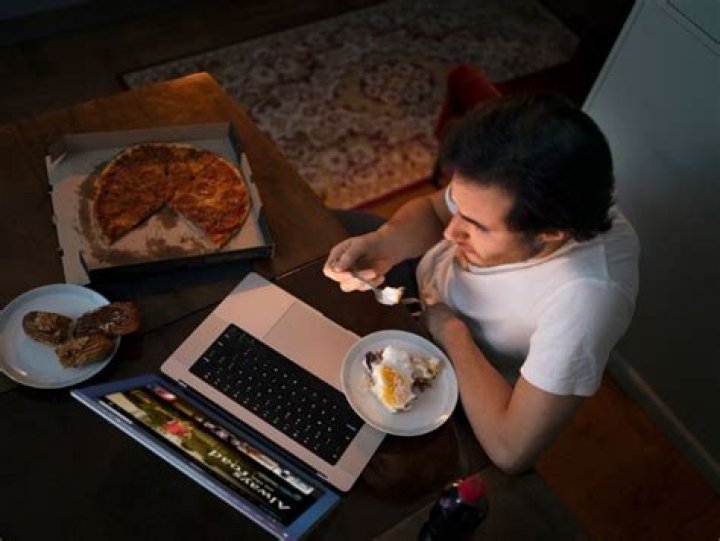 Does watching TV while eating cause brain damage?