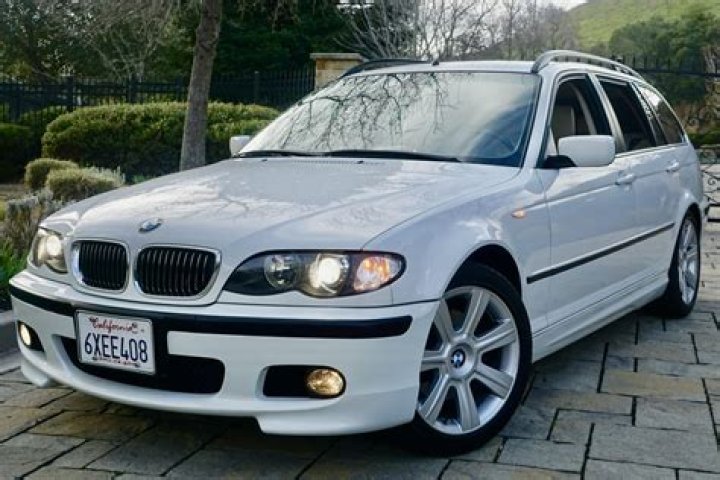How much does a 2003 BMW 325i cost?