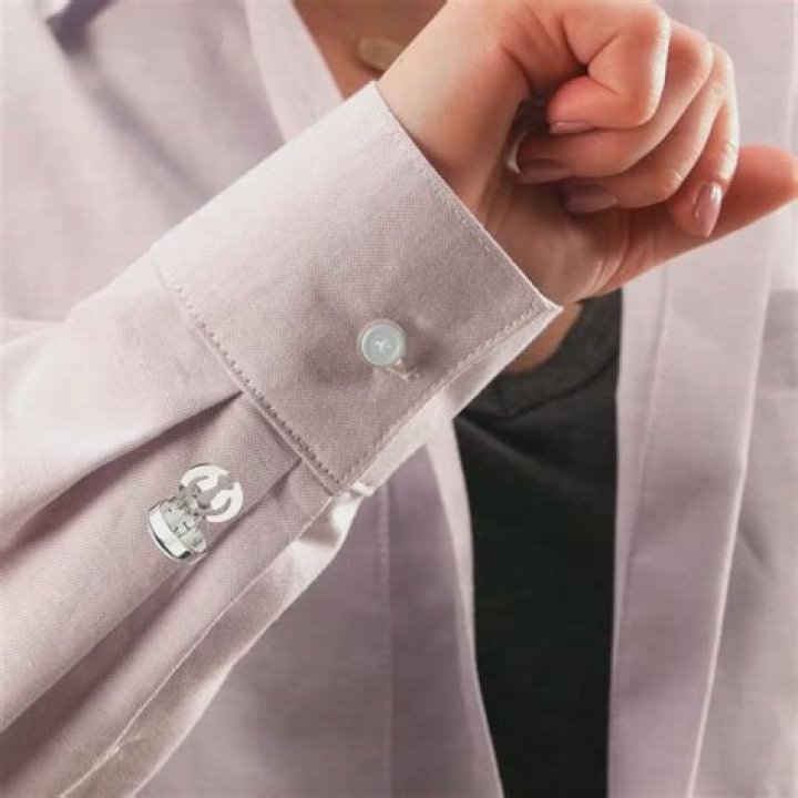 What kind of dress shirt uses cufflinks?