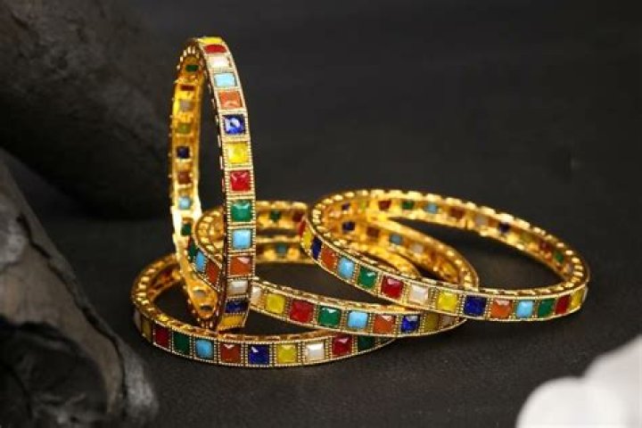 Why do Hindu wear bangles?